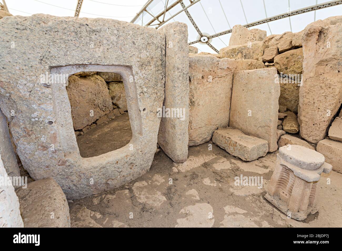 Porthole et autel sculpté avec motif en spirale, temple préhistorique Hagar Qim, Qrendi, Malte Banque D'Images