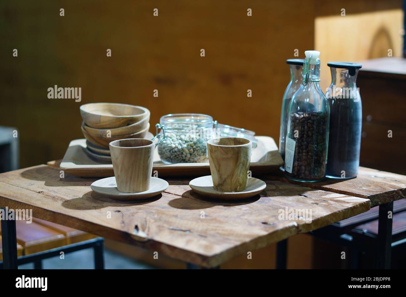 grains de café grillés et grains de café crus Banque D'Images