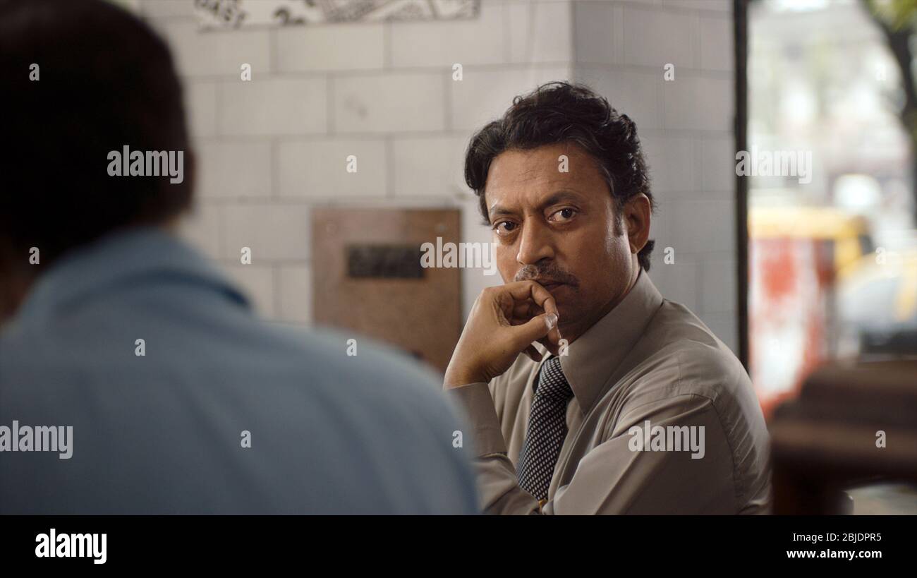 DATE DE SORTIE : 28 février 2014.TITLE: The Lunchbox.STUDIO: Sony Pictures Classics. DIRECTEUR: Ritesh Btra. INTRIGUE : une livraison erronée dans le célèbre système de livraison de boîtes à déjeuner de Mumbai relie une jeune femme de ménage à un homme plus âgé au crépuscule de sa vie, car ils construisent un monde fantastique ensemble par des notes dans la boîte à déjeuner. PHOTO : IRRFAN KHAN comme Saajan Fernandes. (Crédit : © Sony Pictures classiques/Entertainment Pictures). Banque D'Images