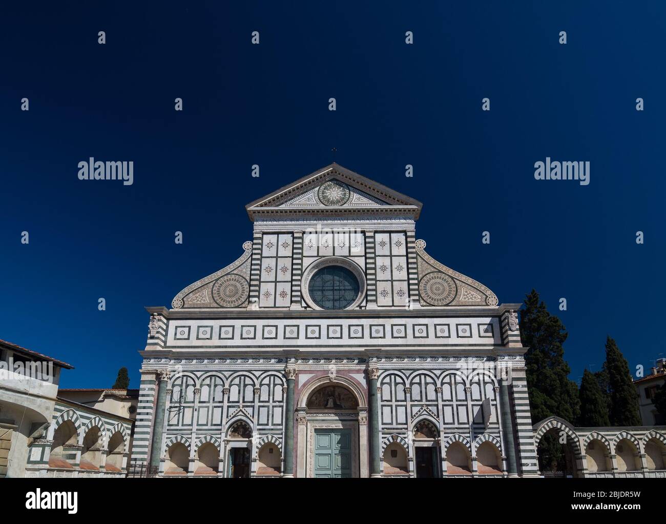 Façade de la Basilique de Santa Maria Novella, Florence, Toscane, Italie. C'est la première grande basilique de Florence, et c'est le Domin principal de la ville Banque D'Images