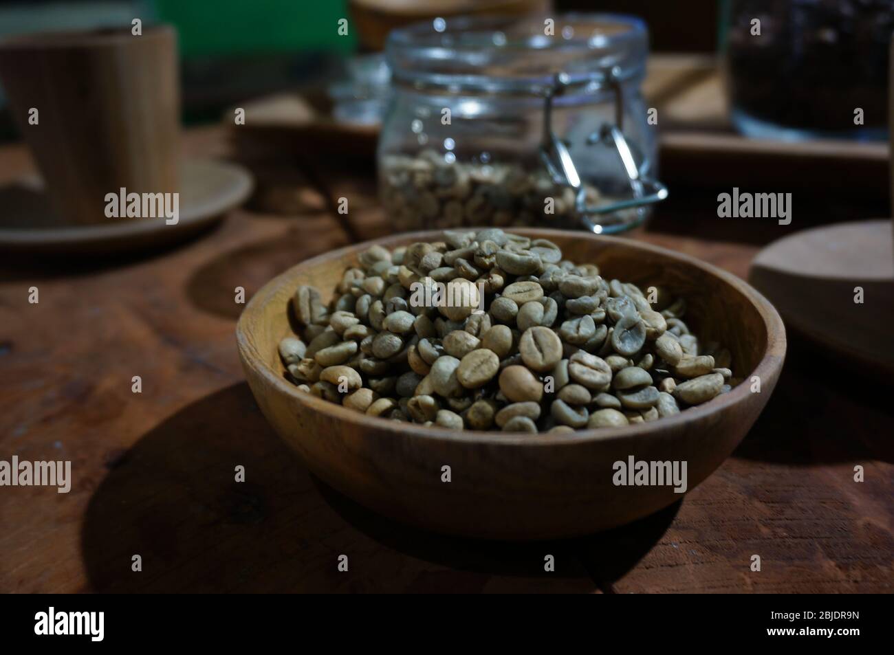 grains de café grillés et grains de café crus Banque D'Images
