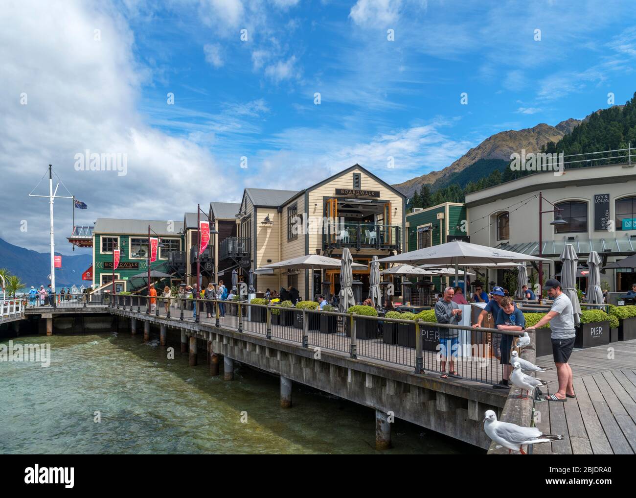 Bars et restaurants le long de Steamer Wharf, lac Wakatipu, Queenstown, Nouvelle-Zélande Banque D'Images
