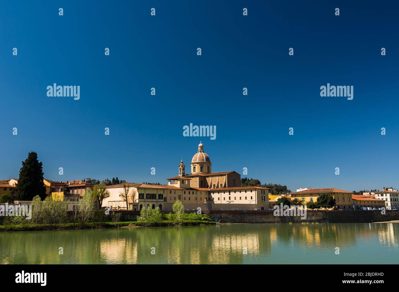Vue ensoleillée sur l'église San Frediano à Cestello et la rivière Arno. Ciel bleu propre. Florence, Toscane, Italie. Banque D'Images
