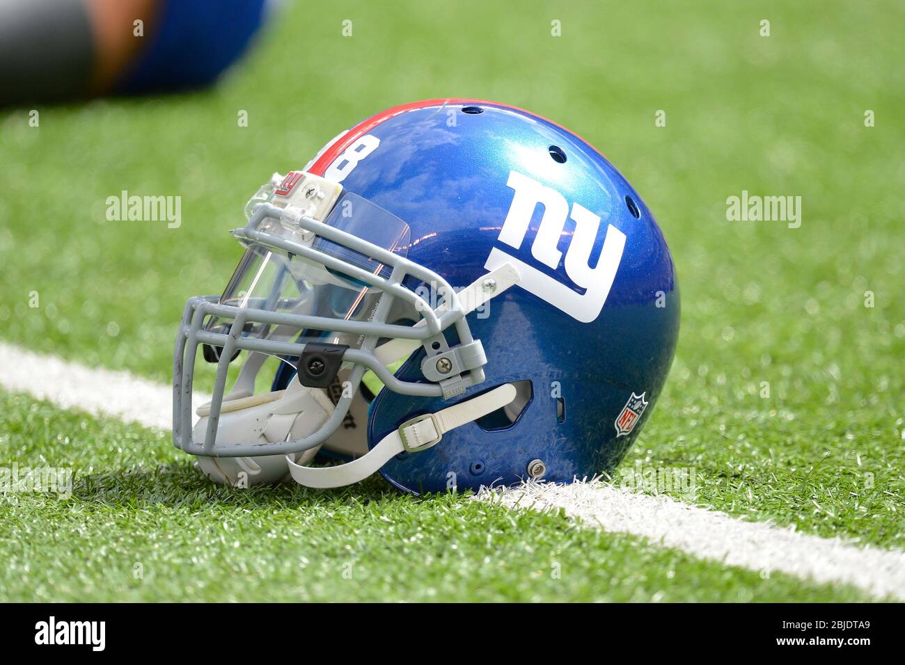 16 septembre 2012 : le casque de football New York Giants s'étend sur le gazon avant le début d'une semaine 2, l'association NFL NFC entre les Buccaneers de Tampa Bay et Banque D'Images