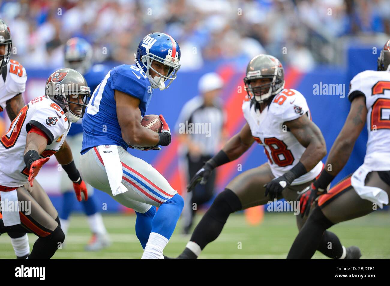 16 septembre 2012: Victor Cruz (80), grand récepteur de New York Giants, porte le ballon après une réception comme Tampa Bay Buccaneers angle back ronde ronde ronde Barber ( Banque D'Images 16 septembre 2012: Victor Cruz (80), grand récepteur de New York Giants, porte le ballon après une réception comme Tampa Bay Buccaneers angle back ronde ronde ronde Barber ( Banque D'Images