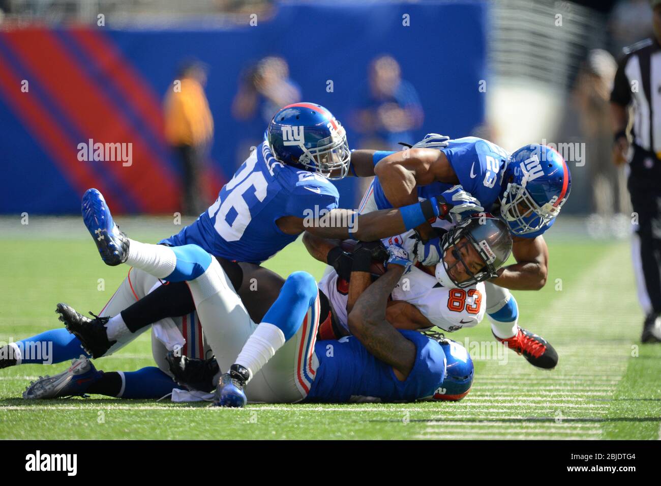 16 septembre 2012: Vincent Jackson, récepteur de Tampa Bay Buccaneers (83) est traité par New York Giants sécurité gratuite Antrel Rolle (26), New York Giant Banque D'Images