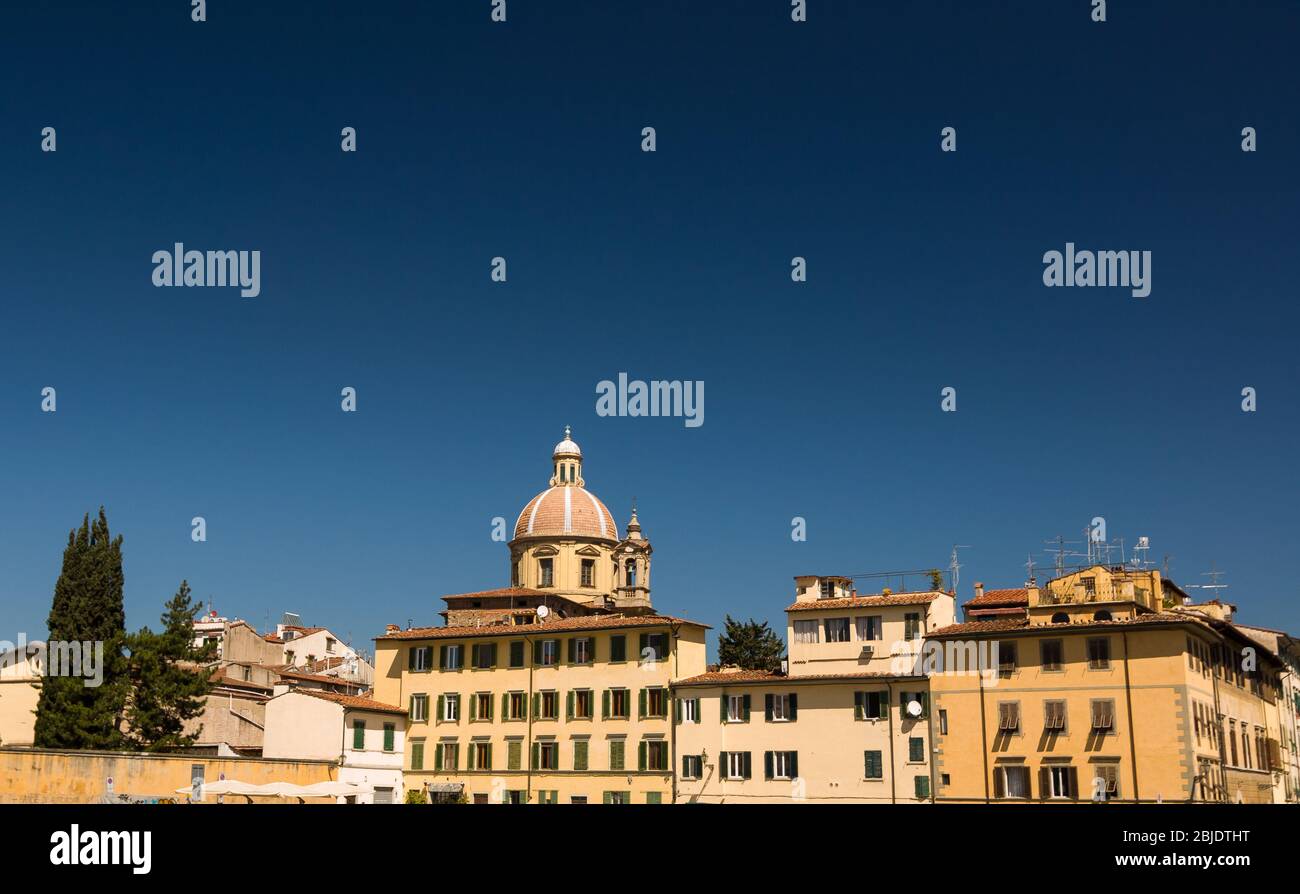 Vue ensoleillée sur l'église San Frediano à Cestello. Vue de la Piazza del Carmine. Florence, Toscane, Italie. Banque D'Images