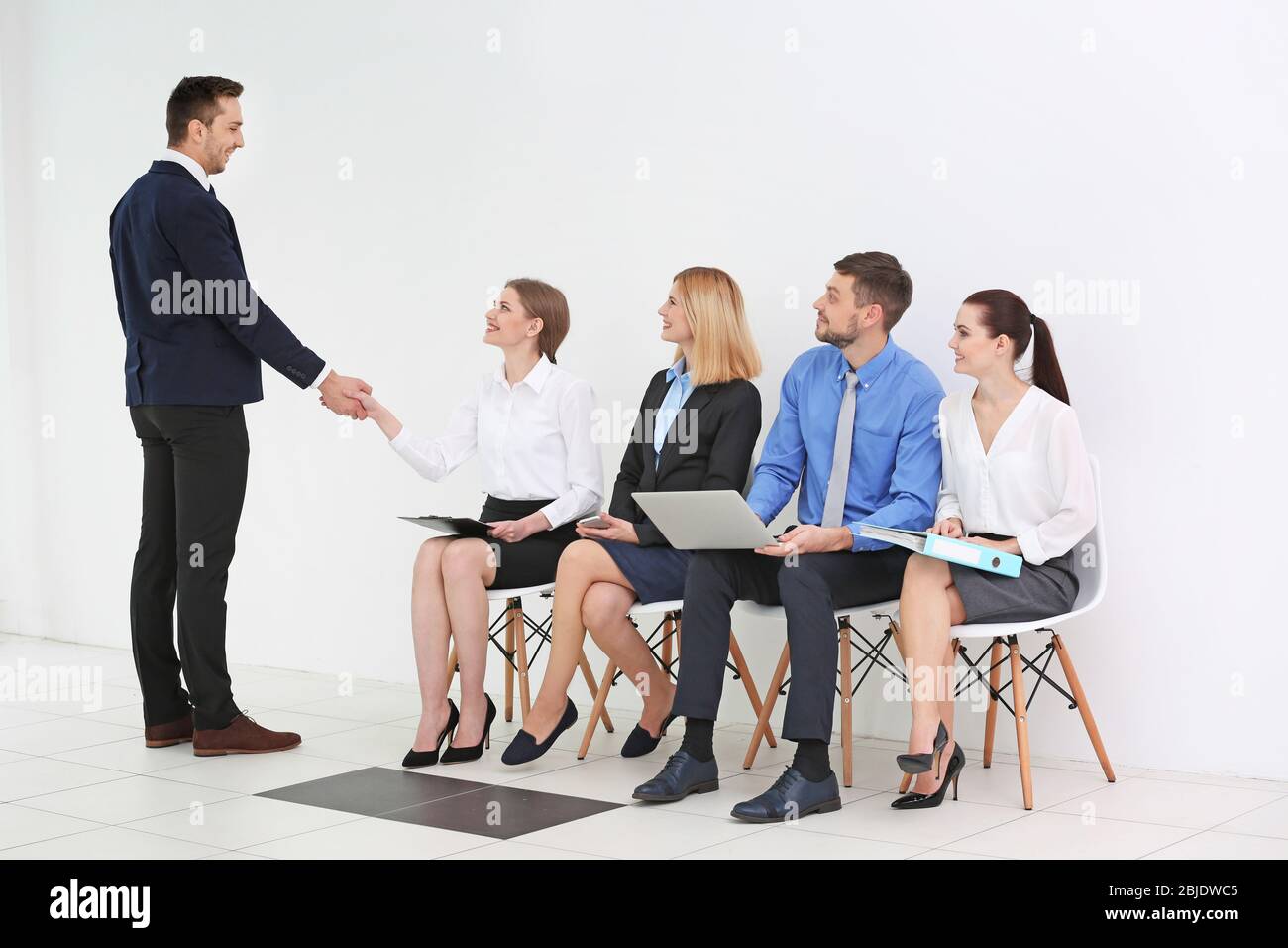 Concept d'entretien de poste. Manager secouant la main de la femme Banque D'Images