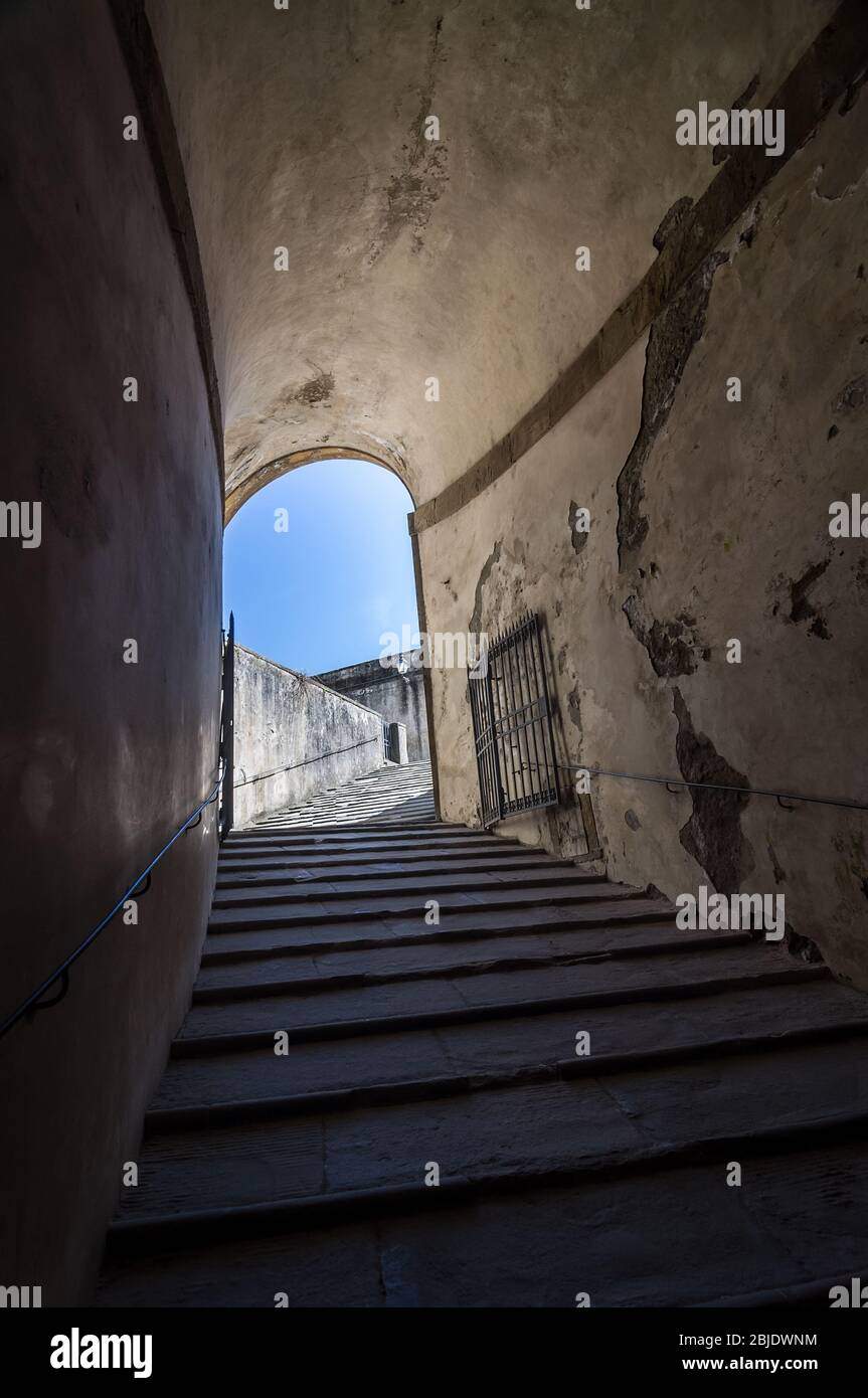 Couloir en pierre avec escalier dans le Palazzo Pitti, Florence, Toscane, Italie Banque D'Images