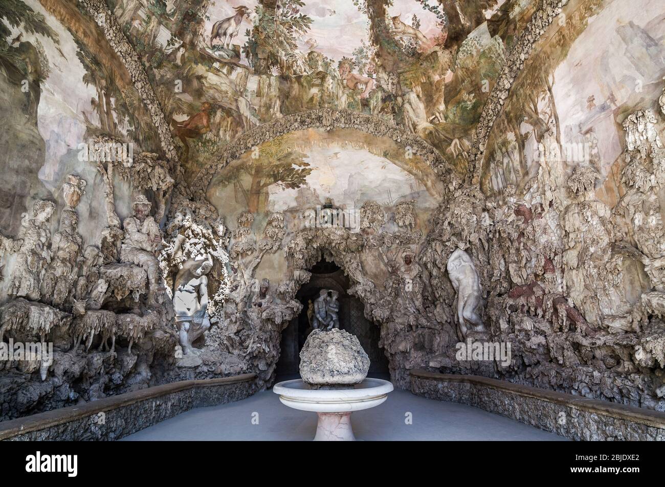 Intérieur de la grotte de Buontalenti sur les jardins de Boboli. Florence, Toscane, Italie. Banque D'Images