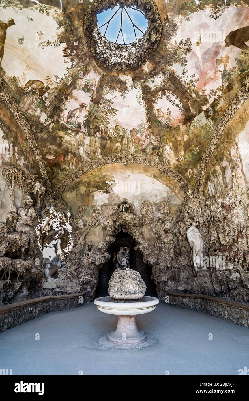 Intérieur de la grotte de Buontalenti sur les jardins de Boboli. Florence, Toscane, Italie. Banque D'Images