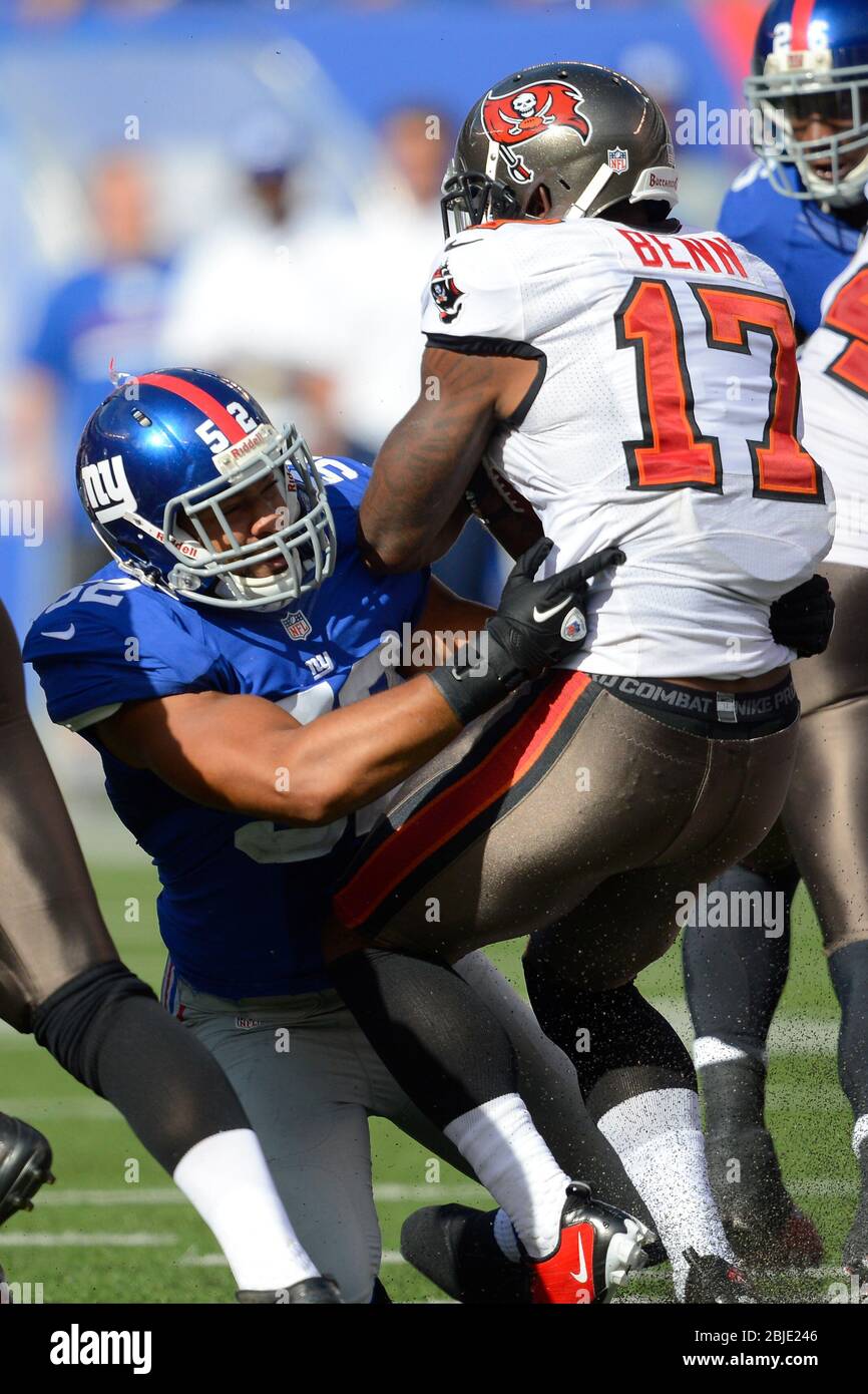 16 septembre 2012: New York Giants linebacker Spencer Paysinger (52) arrête le grand récepteur de Tampa Bay Buccaneers Arrelious Benn (17) pendant une semaine 2 NFL Banque D'Images