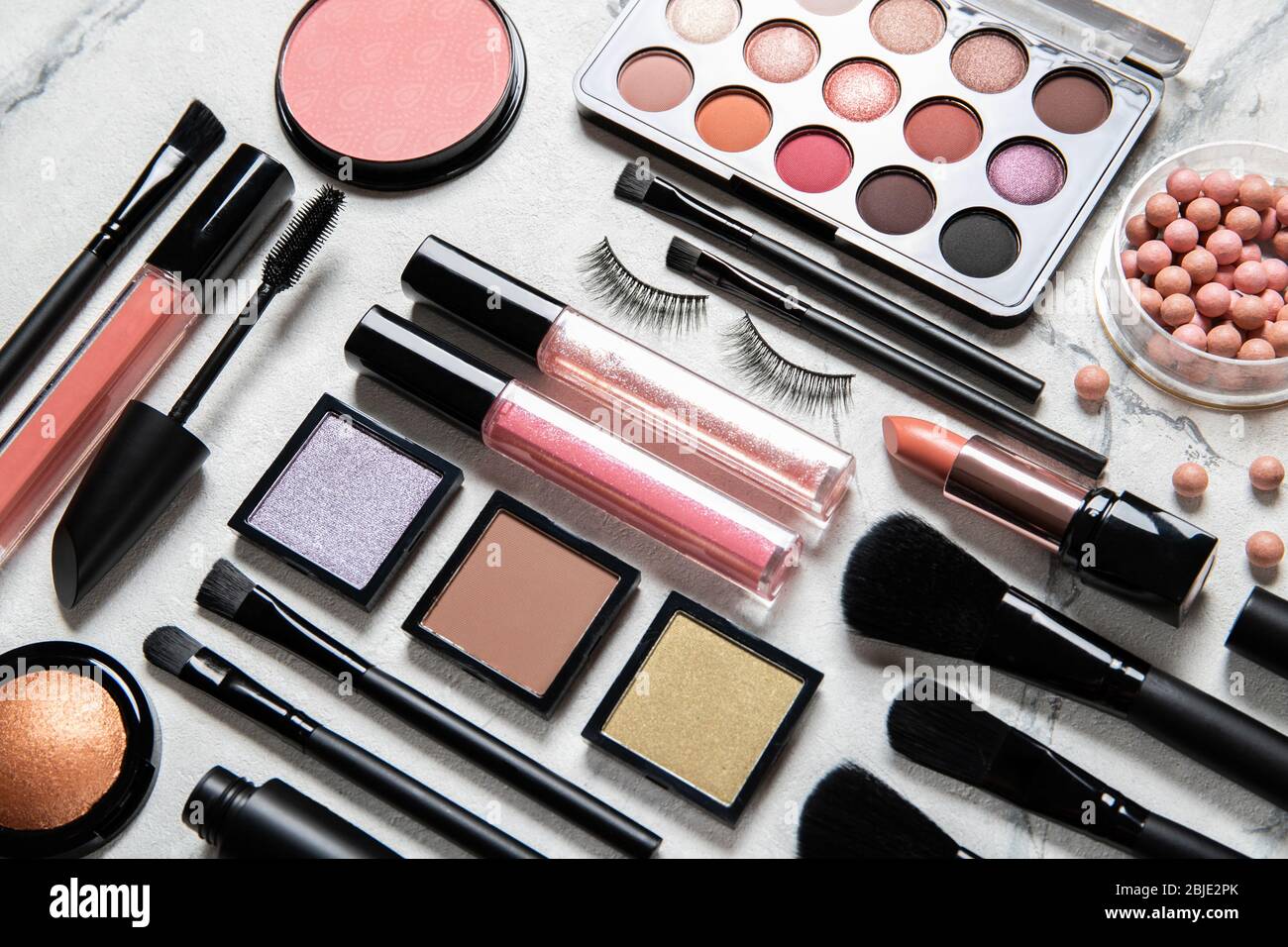 Pinceaux de maquillage professionnel et d'outils, des produits de maquillage  set Photo Stock - Alamy