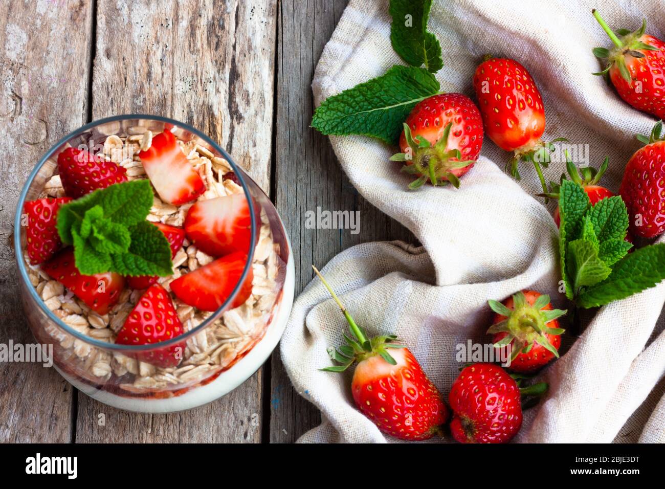Yaourt avec muesli et fraises pour un petit déjeuner ou un encas sains