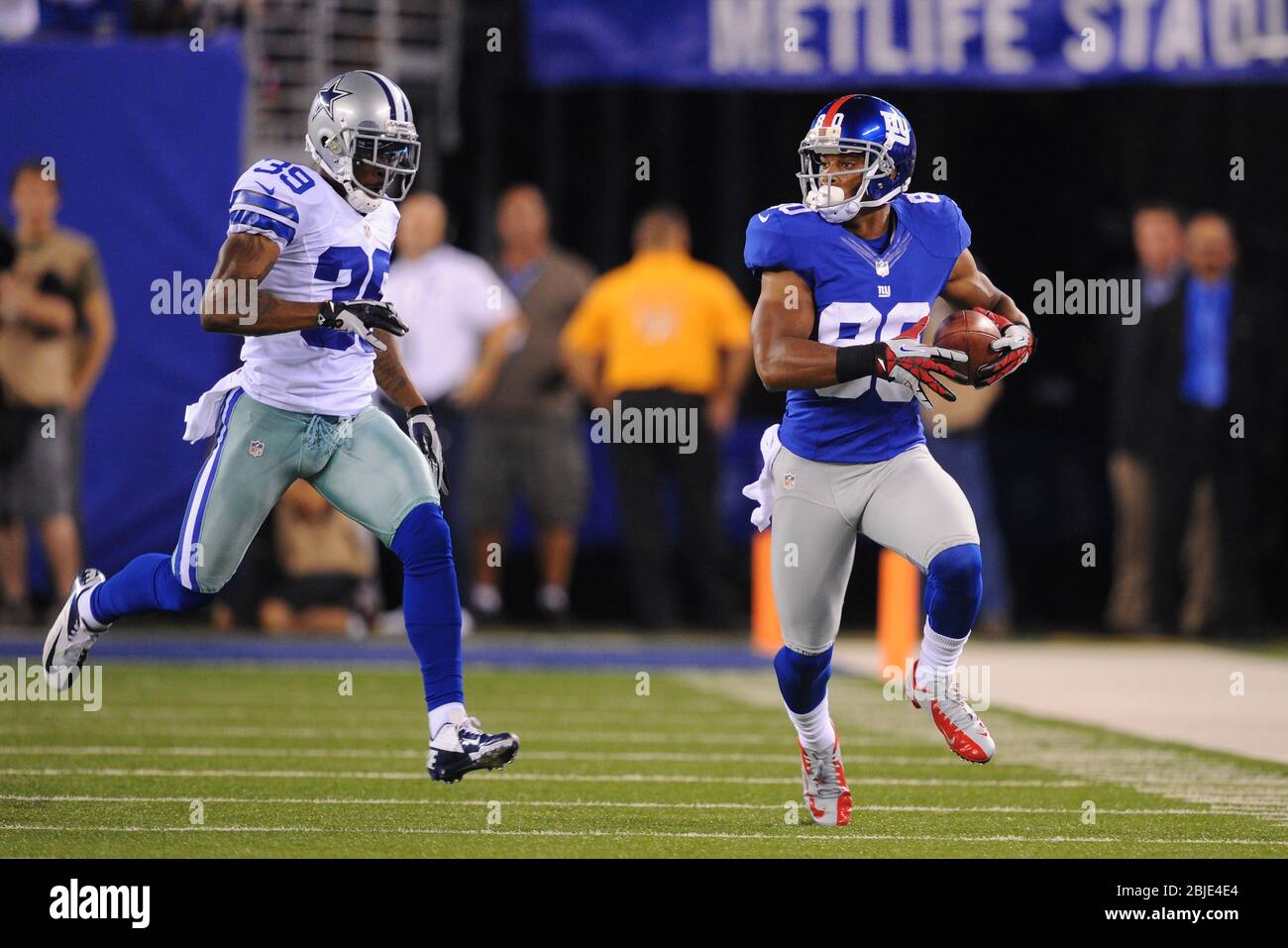 05 septembre 2012: Victor Cruz (80), grand récepteur des Giants de New York, prend 39 yards et est chassé par les Dallas Cowboys défensifs back Brandon Carr Banque D'Images 05 septembre 2012: Victor Cruz (80), grand récepteur des Giants de New York, prend 39 yards et est chassé par les Dallas Cowboys défensifs back Brandon Carr Banque D'Images