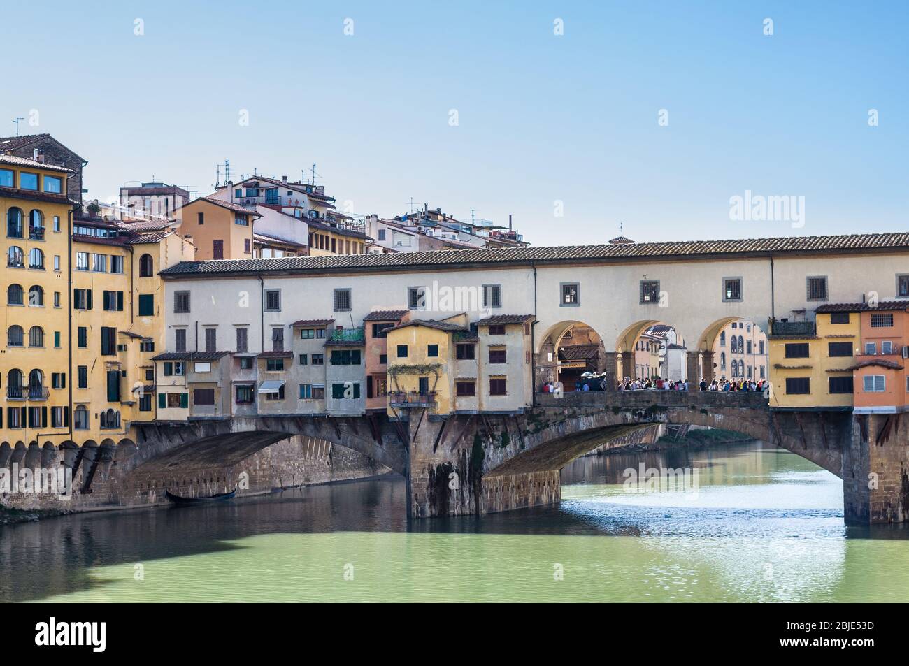 FLORENCE, ITALIE - 14 AVRIL 2013 : le Ponte Vecchio (Vieux pont) est un pont d'arche segmentaire en pierre médiévale à centre fermé au-dessus de la rivière Arno. Floren Banque D'Images