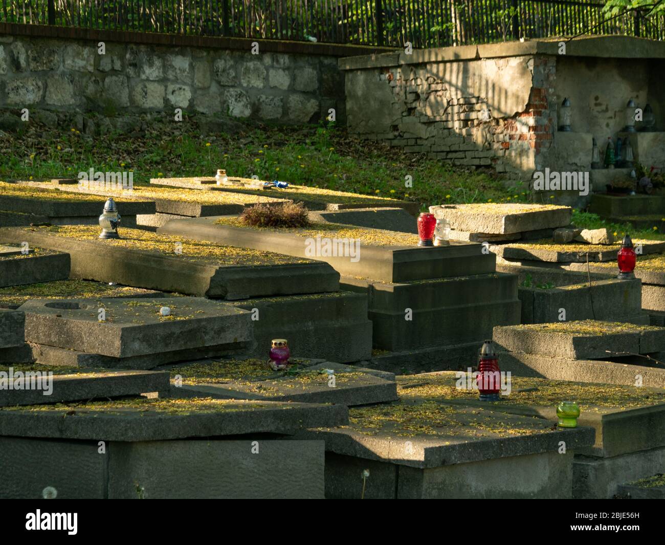 Cracovie/Pologne- 27/04/2020. Ancien cimetière de Podgorze. Vieilles tombes anonymes. Banque D'Images