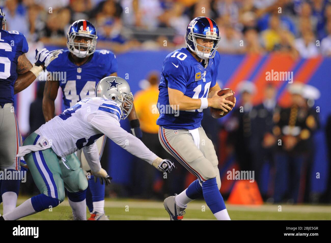 05 septembre 2012: Le quart de quart de York Giants Eli Manning (10) sort de la poche pendant une semaine 1 match NFL entre les Dallas Cowboys et New Banque D'Images