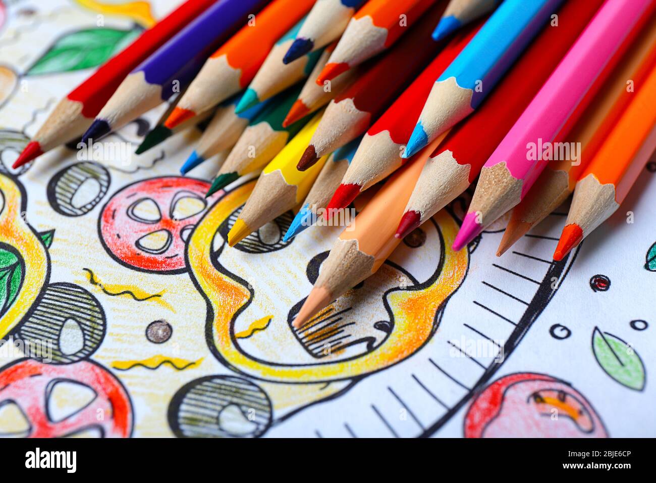 Photo et crayons de couleur, gros plan Banque D'Images
