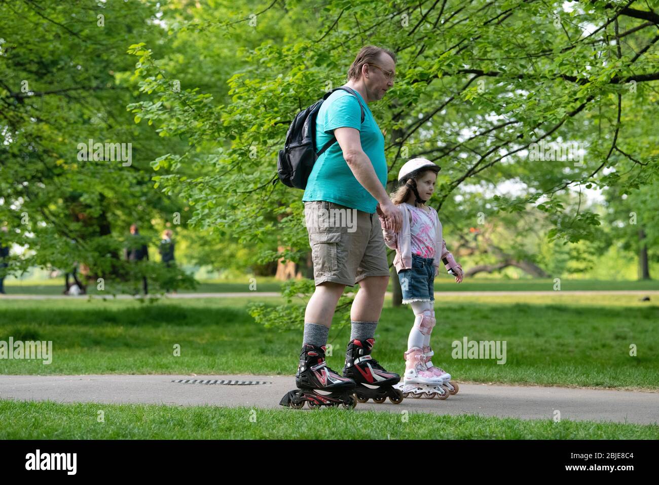 Père et fille sur rollerblade, exercice quotidien à Londres Lockdown. Banque D'Images