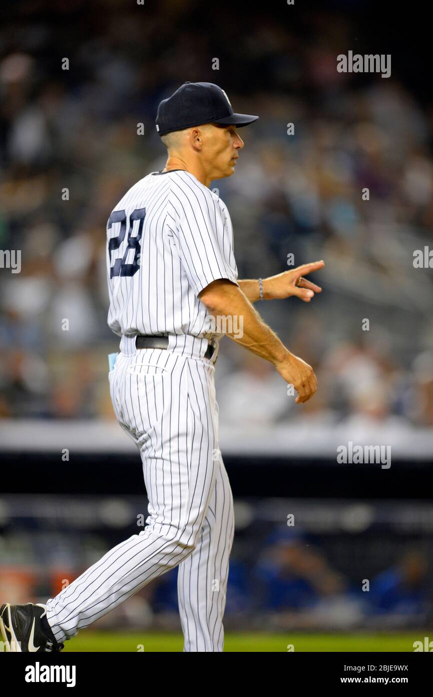 21 août 2013 : Joe Girardi, responsable des Yankees de New York (28), sort et signale un pichet à gauche lors d'un jeu MLB joué entre le Toro Banque D'Images
