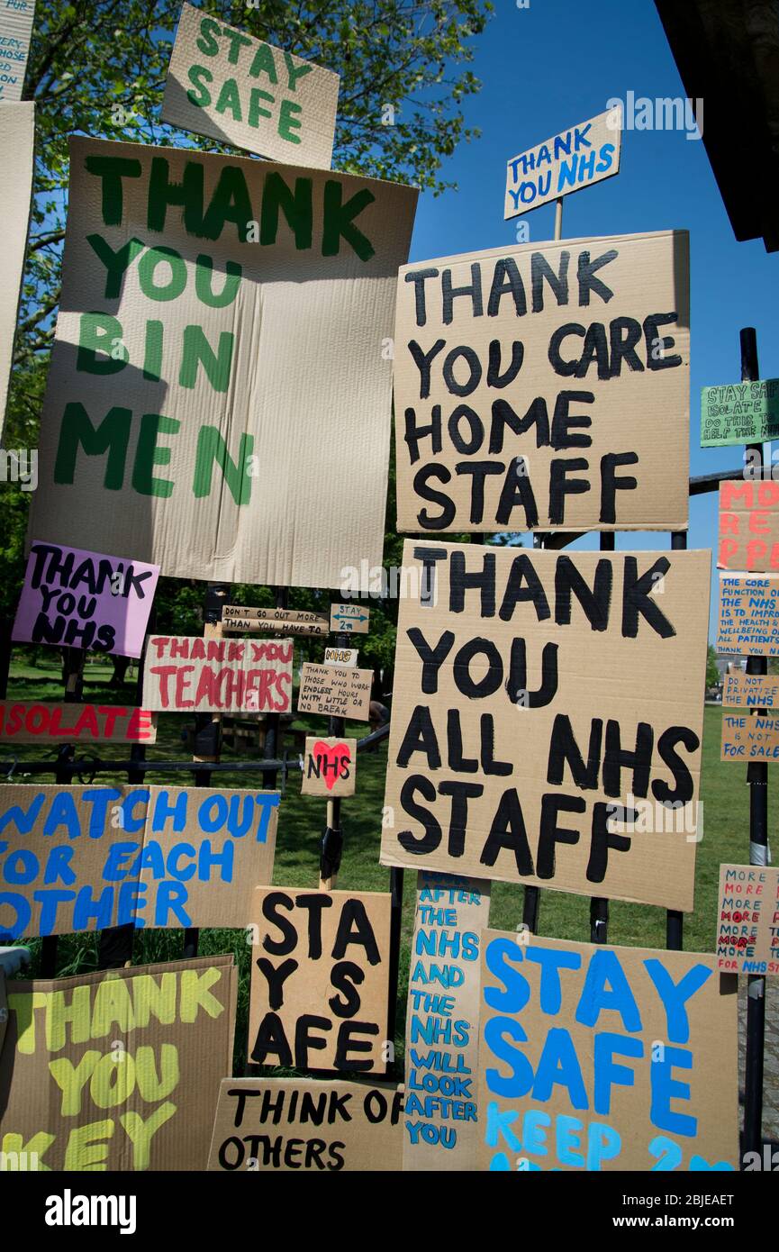 Londres avril 2020 la pandémie de Covid-19. Chemin romain, Tower Hamlets. Une forêt de pancartes louent tous les travailleurs de première ligne, en particulier le NHS Banque D'Images