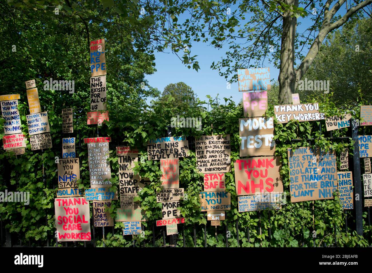 Londres avril 2020 la pandémie de Covid-19. Chemin romain, Tower Hamlets. Une forêt de pancartes louent tous les travailleurs de première ligne, en particulier le NHS Banque D'Images