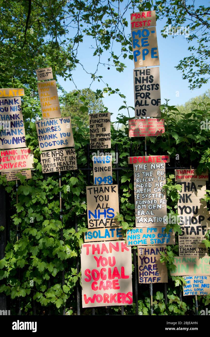 Londres avril 2020 la pandémie de Covid-19. Chemin romain, Tower Hamlets. Une forêt de pancartes louent tous les travailleurs de première ligne, en particulier le NHS Banque D'Images