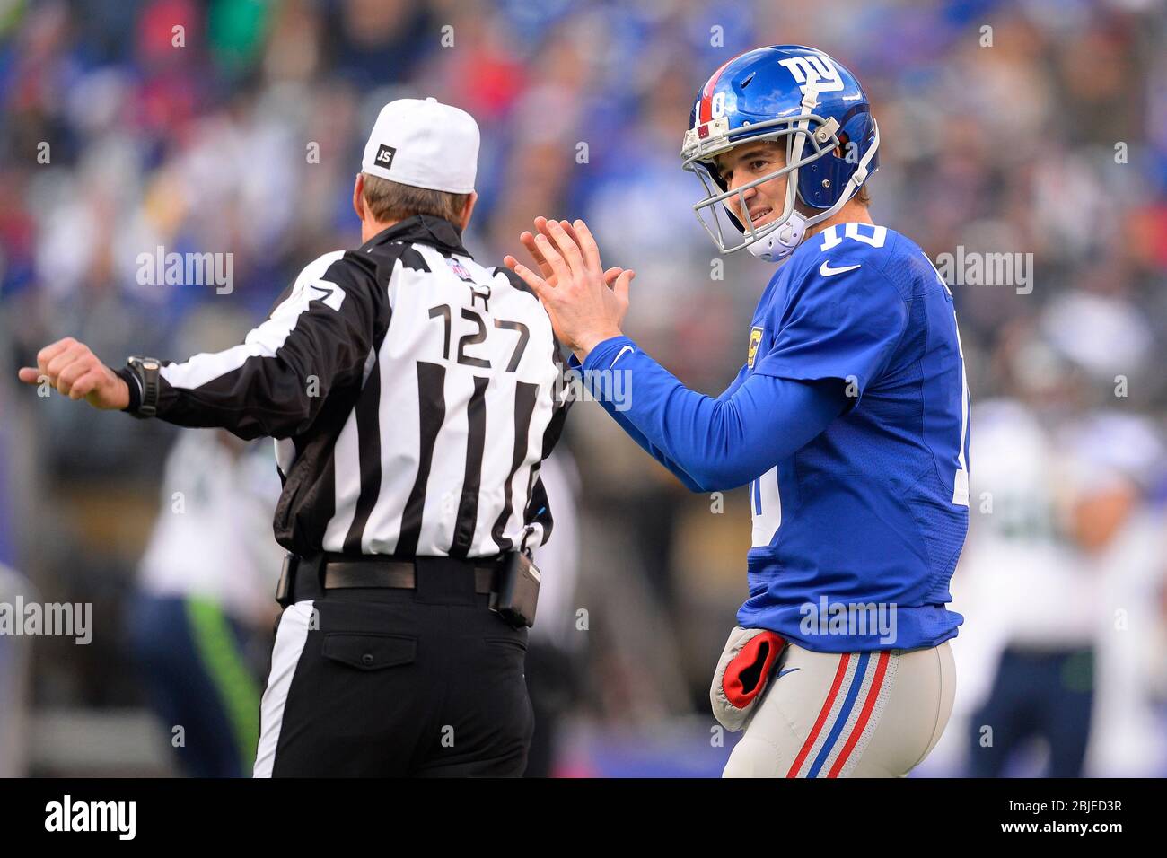 15 décembre 2013: New York Giants quarterback Eli Manning (10) se plaint à l'arbitre Bill Leavy (127) pendant la première moitié d'un match NFL entre le Banque D'Images