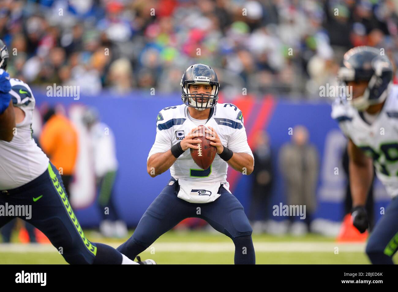 15 décembre 2013 : le quart de Seattle Seahawks Russell Wilson (3) semble passer pendant la première moitié d'un match NFL entre les Seattle Seahawks et Banque D'Images