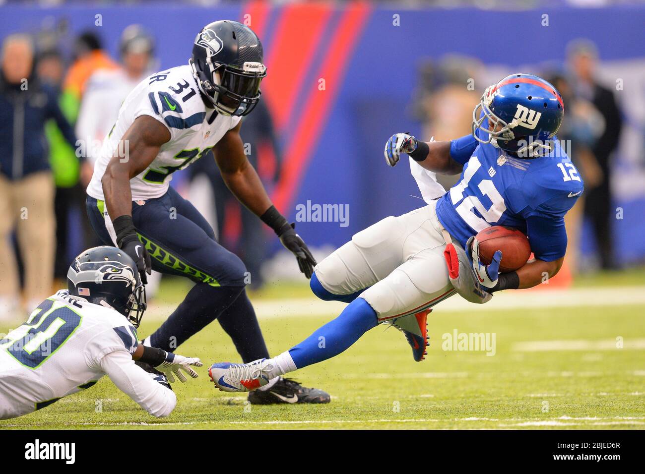 15 décembre 2013 : Jerrel Jernigan, grand récepteur des New York Giants (12), est déclenché par les Seahawks de Seattle, angle Jeremy Lane (20), comme Seattle Seahawk Banque D'Images