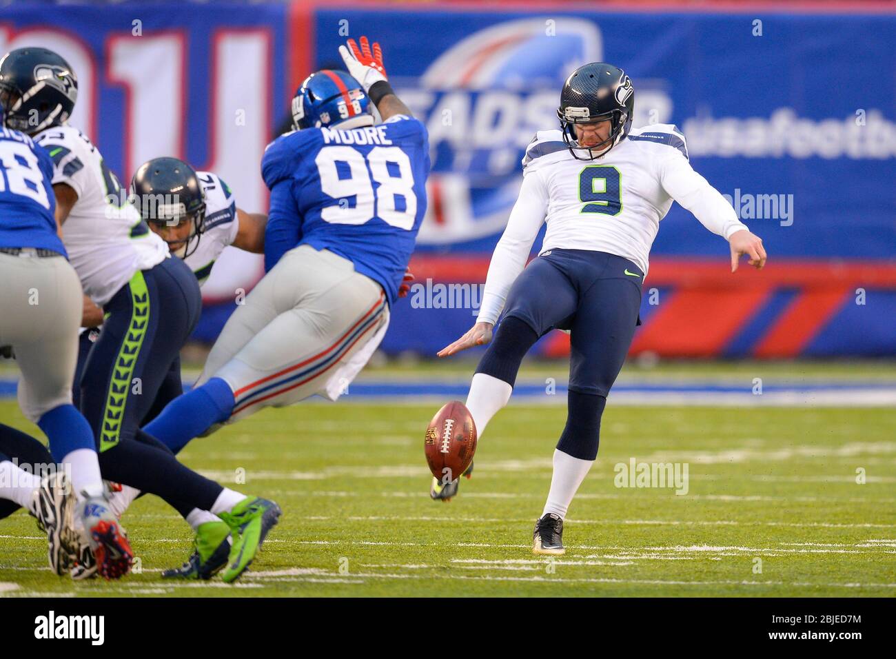 15 décembre 2013: New York Giants défensive end Damontre Moore (98) tente un bloc sur Seattle Seahawks punter Jon Ryan (9) coup de pied pendant la seconde h Banque D'Images