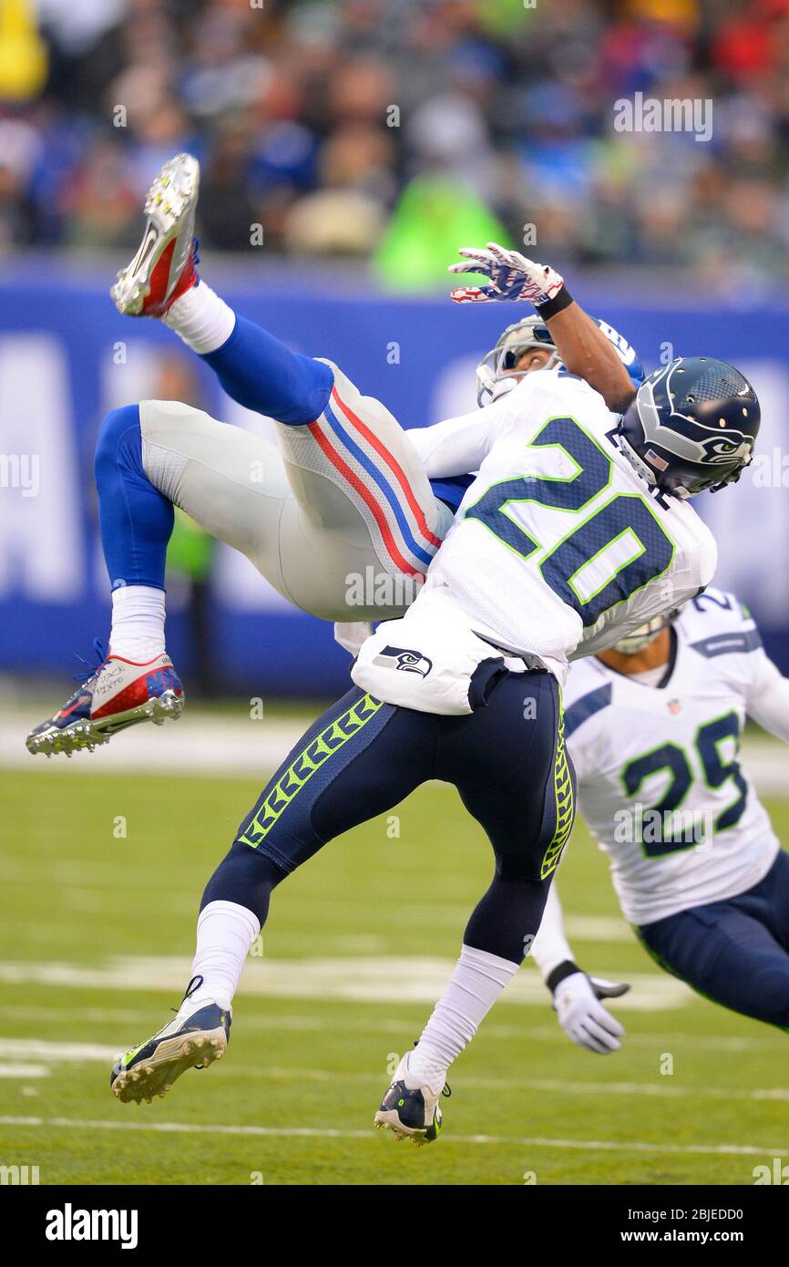 15 décembre 2013 : Victor Cruz (80), grand récepteur des New York Giants, monte pour un coup de pied tandis que le Seahawks de Seattle se défend contre Jeremy Lane (20) pendant t Banque D'Images 15 décembre 2013 : Victor Cruz (80), grand récepteur des New York Giants, monte pour un coup de pied tandis que le Seahawks de Seattle se défend contre Jeremy Lane (20) pendant t Banque D'Images