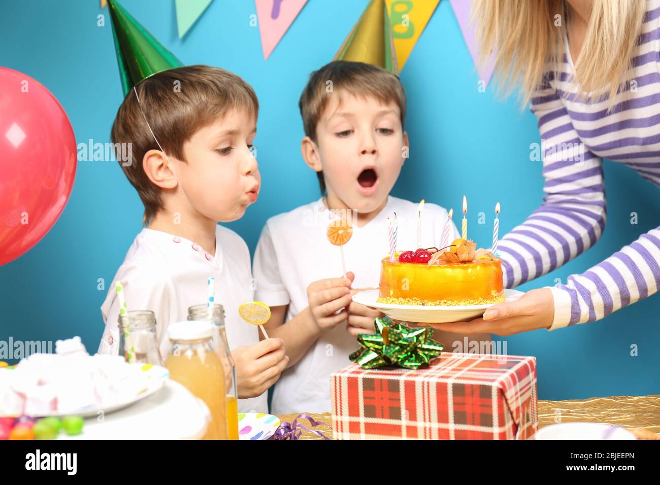 Mignons Petits Jumeaux Soufflant Des Bougies Sur Le Gateau D Anniversaire A La Fete Photo Stock Alamy