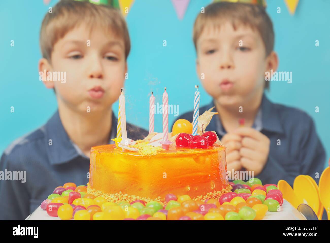 Vue Floue Sur Des Jumeaux Qui Soufflent Des Bougies Sur Le Gateau D Anniversaire Photo Stock Alamy