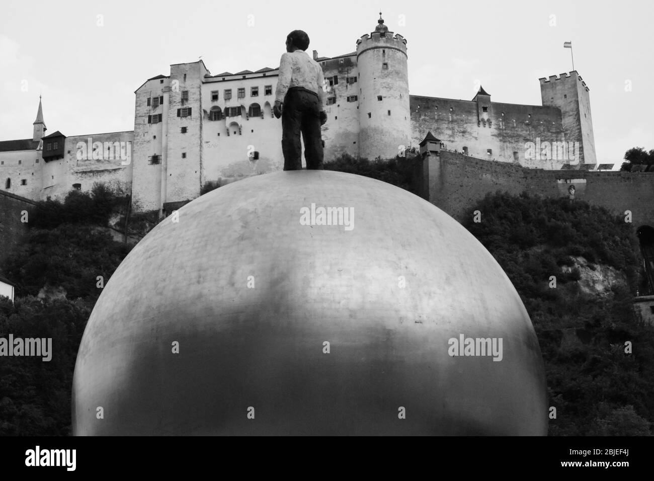 Faites du ballon avec un personnage d'homme au sommet de Salzbourg. Banque D'Images