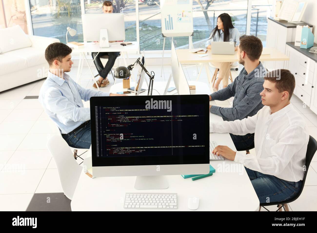 Codes de site Web sur le moniteur d'ordinateur au bureau Banque D'Images