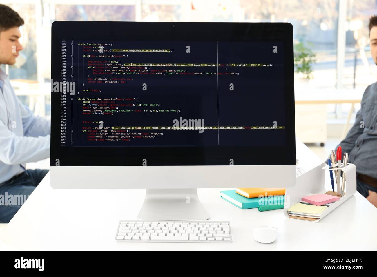 Codes de site Web sur le moniteur d'ordinateur au bureau Banque D'Images
