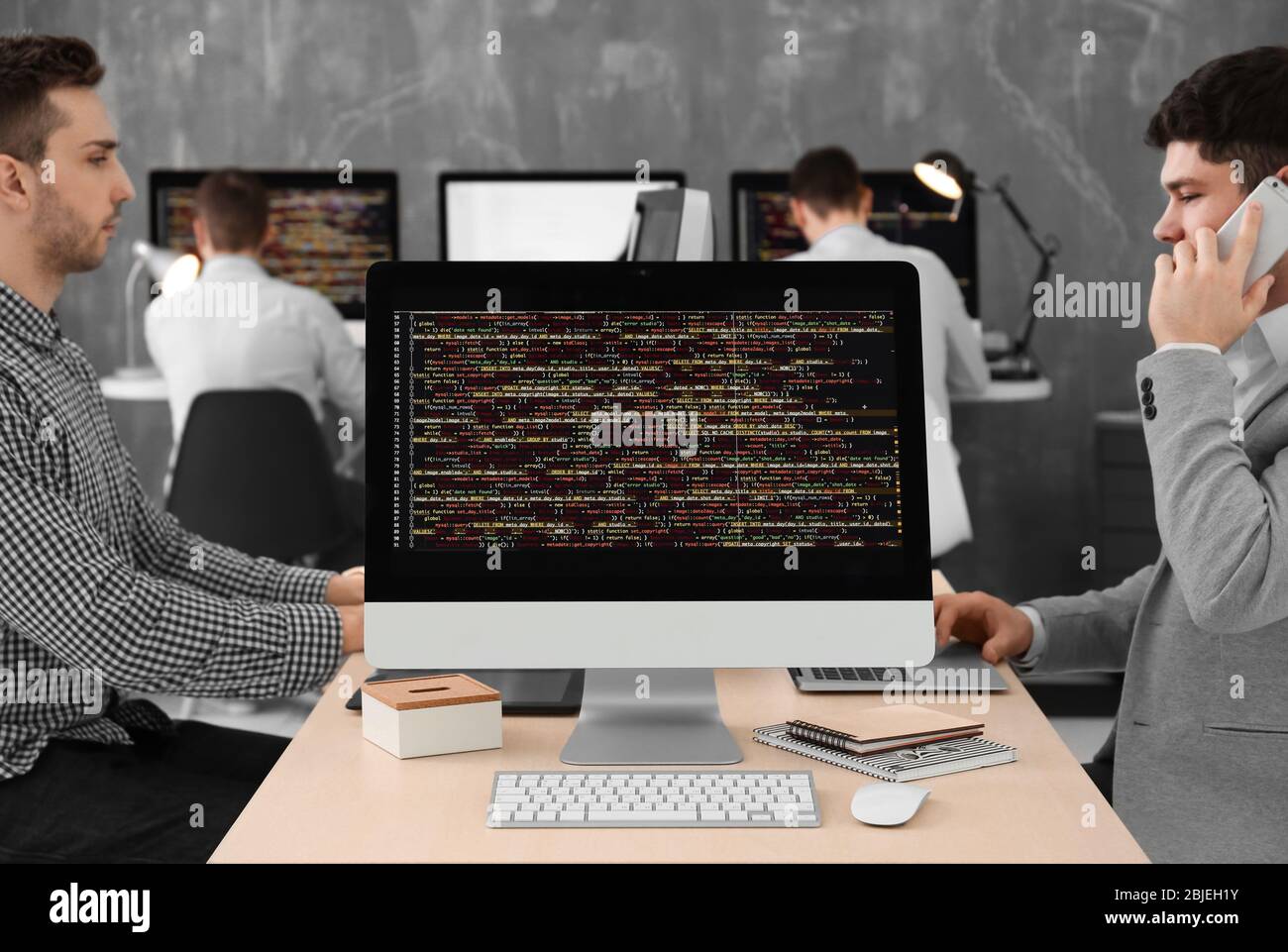 Codes de site Web sur le moniteur d'ordinateur au bureau Banque D'Images