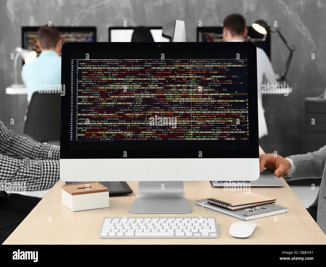 Codes de site Web sur le moniteur d'ordinateur au bureau Banque D'Images