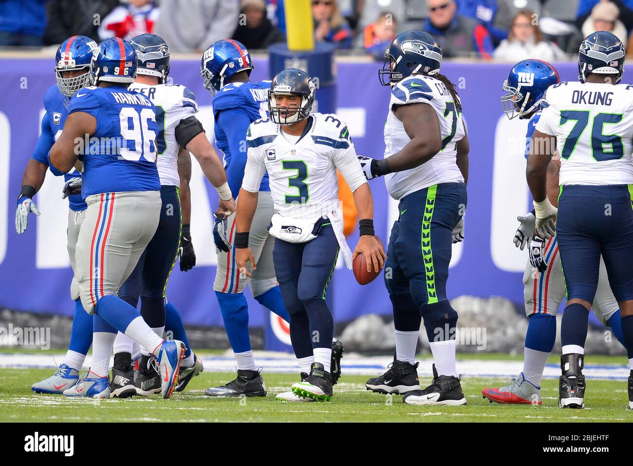15 décembre 2013 : le quart de Seattle Seahawks Russell Wilson (3) réagit après un sac pendant la première moitié d'un match NFL entre le Seattle Seahawk Banque D'Images