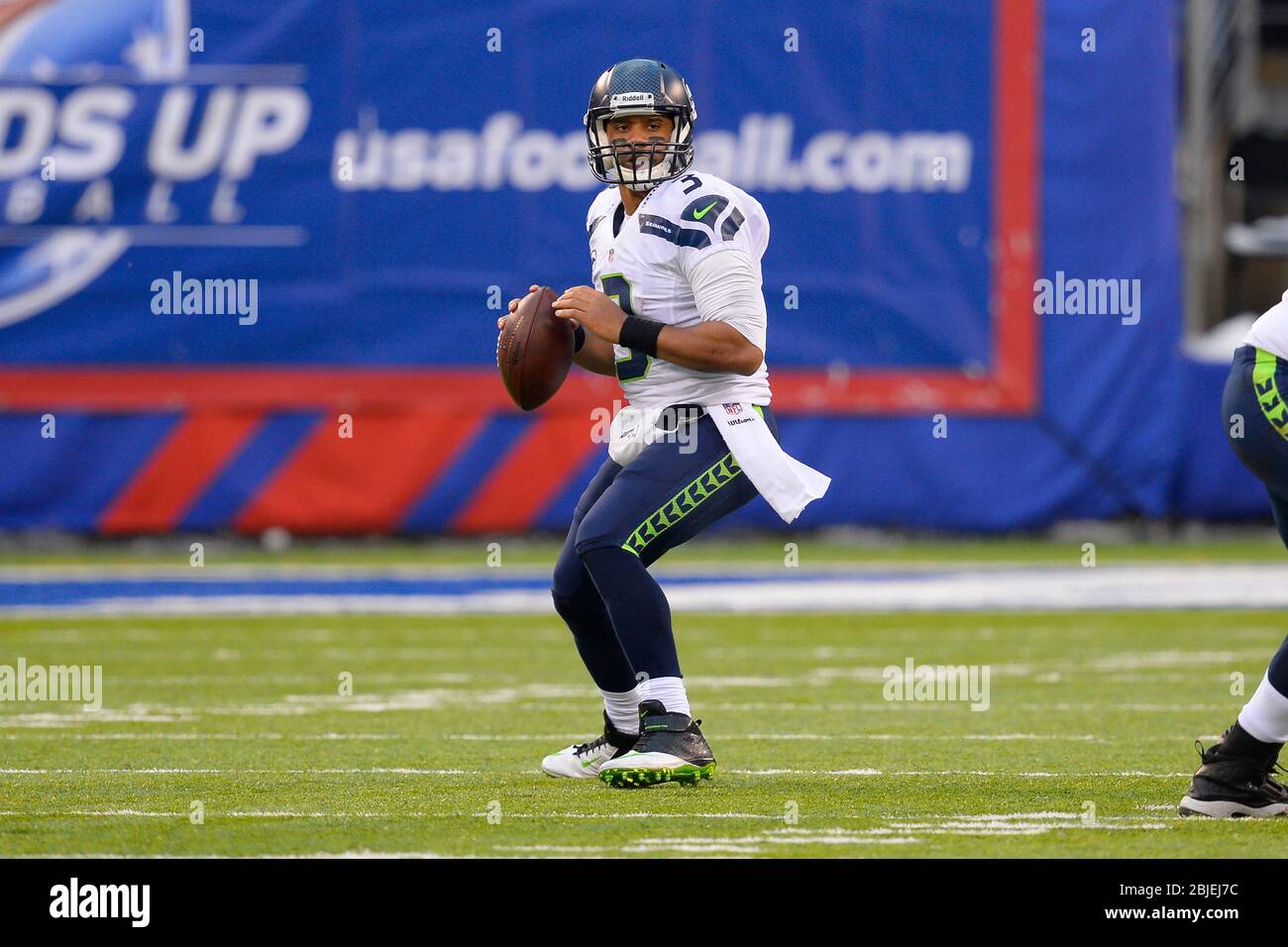 15 décembre 2013 : le quart de Seattle Seahawks Russell Wilson (3) revient au second semestre d'un match NFL entre le Seattle Seahawk Banque D'Images