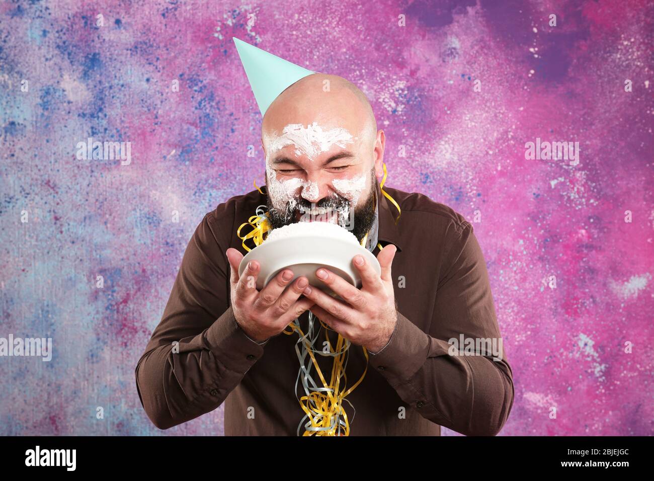 Drole De Gros Homme Mangeant Le Gateau D Anniversaire Et Creme A La Creme Sur Le Visage Contre Fond De Couleur Photo Stock Alamy