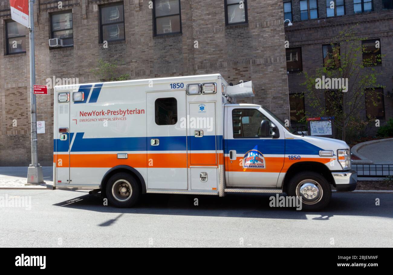 Ambulance de l'hôpital presbytérien de New York pour les services médicaux d'urgence stationnés dans une rue New york Banque D'Images