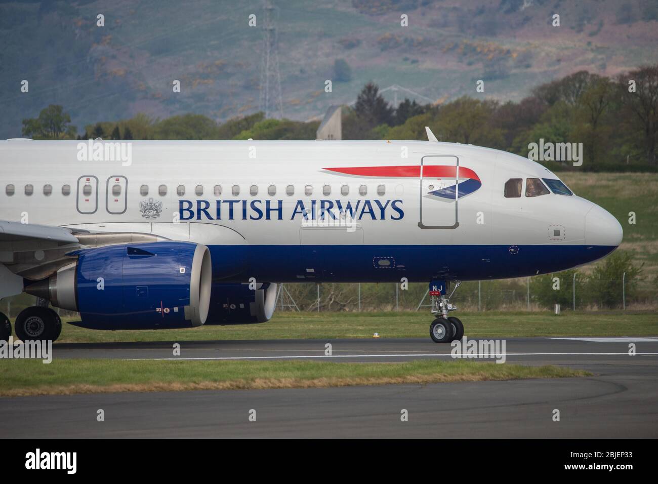 Glasgow, Royaume-Uni. 28 avril 2020. Photo : un vol British Airways au départ de Londres Heathrow arrive à Glasgow, qui est l'un des seuls vols réguliers à destination de Glasgow aujourd'hui pendant la crise de Coronavirus (COVID-19) Royaume-Uni a prolongé le verrouillage. À ce jour, British Airways a fait une annonce qui voit près de 12 000 employés s'en prendre à la pandémie qui a frappé chaque grande compagnie aérienne, mettant certains hors service. Crédit : Colin Fisher/Alay Live News. Banque D'Images