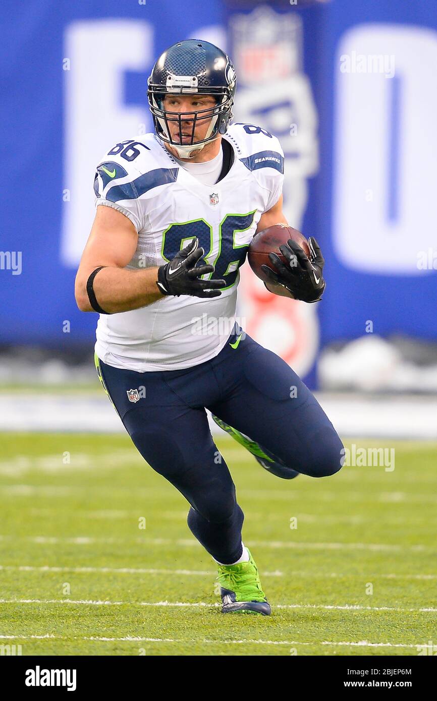 15 décembre 2013 : le ballon de Seattle Seahawks Tight end Zach Miller (86) porte le ballon pendant la seconde moitié d'un match NFL entre les Seattle Seahawks et Banque D'Images