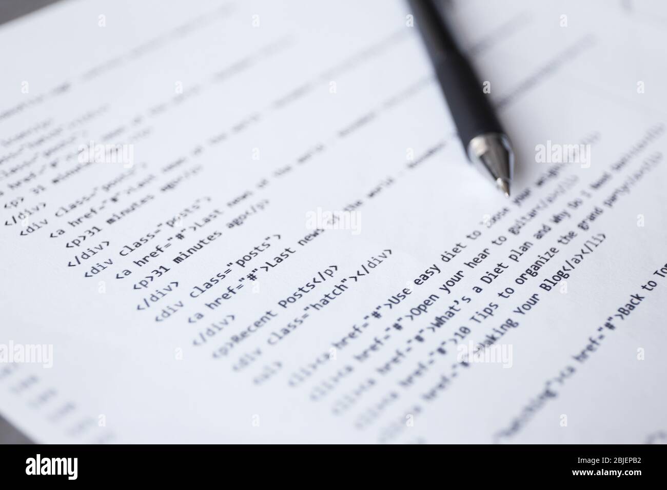 Code de script sur papier et stylo, clôture. Concept de développement de logiciels Banque D'Images