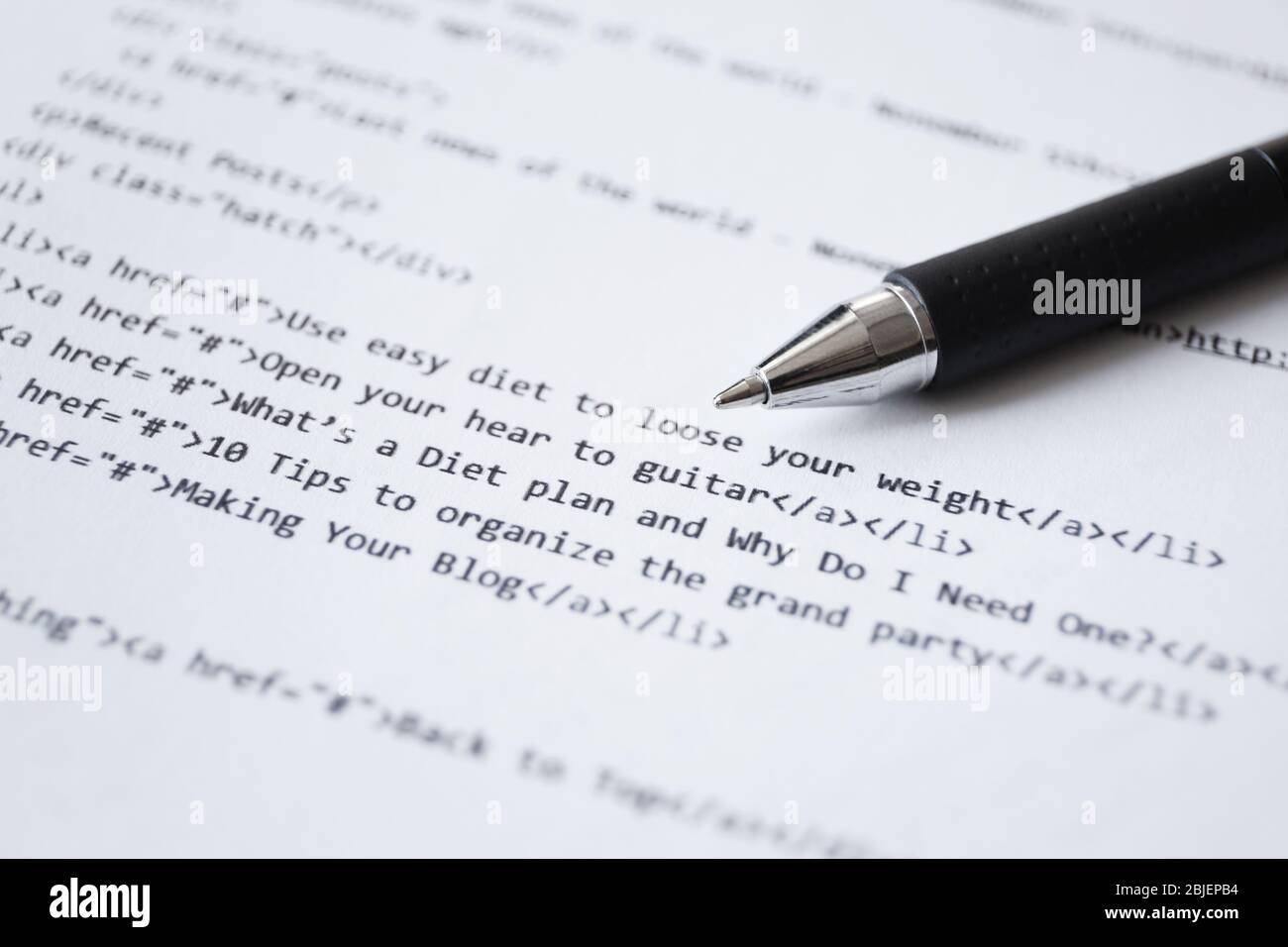 Code de script sur papier et stylo, clôture. Concept de développement de logiciels Banque D'Images