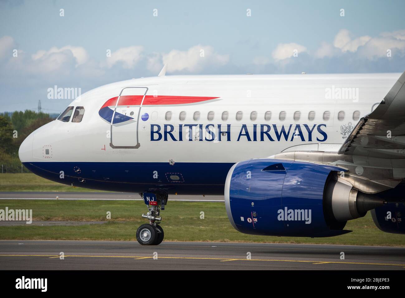 Glasgow, Royaume-Uni. 28 avril 2020. Photo : un vol British Airways au départ de Londres Heathrow arrive à Glasgow, qui est l'un des seuls vols réguliers à destination de Glasgow aujourd'hui pendant la crise de Coronavirus (COVID-19) Royaume-Uni a prolongé le verrouillage. À ce jour, British Airways a fait une annonce qui voit près de 12 000 employés s'en prendre à la pandémie qui a frappé chaque grande compagnie aérienne, mettant certains hors service. Crédit : Colin Fisher/Alay Live News. Banque D'Images