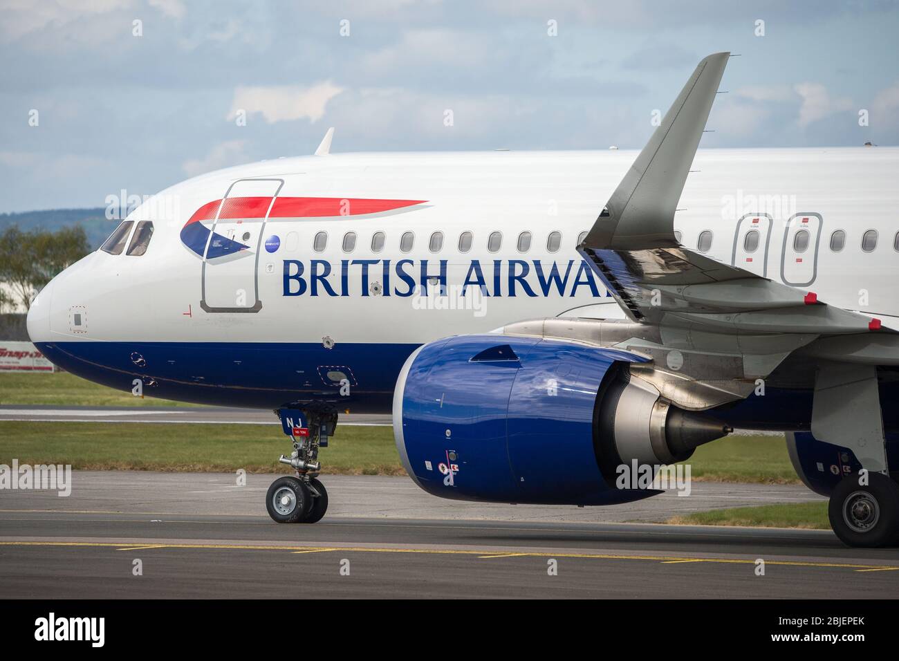 Glasgow, Royaume-Uni. 28 avril 2020. Photo : un vol British Airways au départ de Londres Heathrow arrive à Glasgow, qui est l'un des seuls vols réguliers à destination de Glasgow aujourd'hui pendant la crise de Coronavirus (COVID-19) Royaume-Uni a prolongé le verrouillage. À ce jour, British Airways a fait une annonce qui voit près de 12 000 employés s'en prendre à la pandémie qui a frappé chaque grande compagnie aérienne, mettant certains hors service. Crédit : Colin Fisher/Alay Live News. Banque D'Images